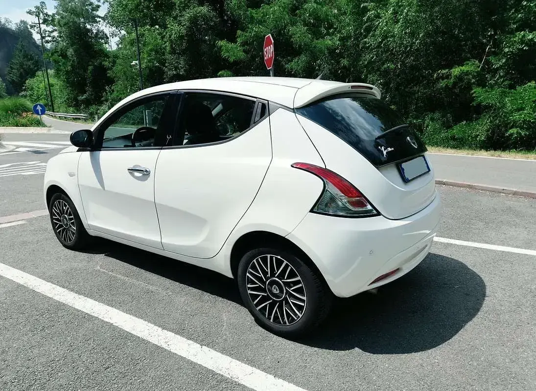 Usata Lancia Ypsilon Gold 69 CV (50 kW) 2017 Bianco Utilitaria