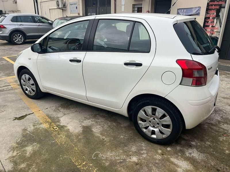 Bianco Usata 2011 Toyota Yaris Tre volumi | 5490 € (Buon prezzo) - Immagine 1/4