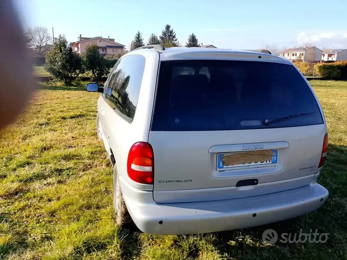 Usata Chrysler Grand Voyager 158 CV (116 kW) 2001 Grigio Monovolume