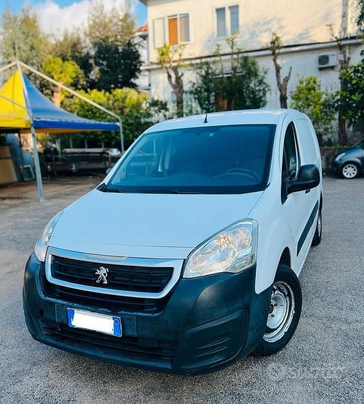 Bianco Usata 2017 Peugeot Partner Monovolume | 7000 € (Super prezzo) - Immagine 1/4