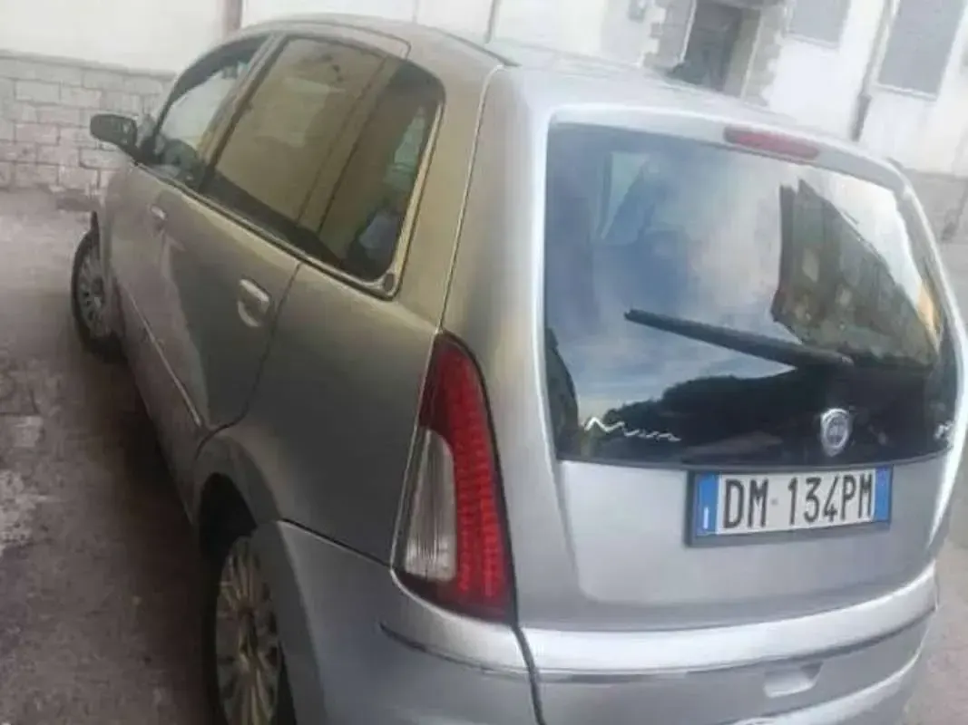 Usata Lancia Musa 122 CV (89 kW) 2008 Argento Monovolume