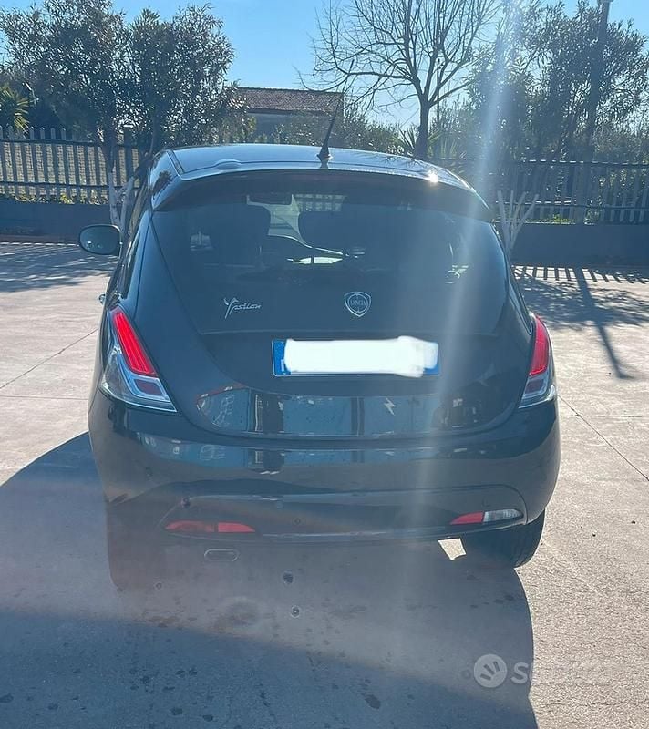 Usata Lancia Ypsilon 69 CV (50 kW) 2017 Nero Utilitaria