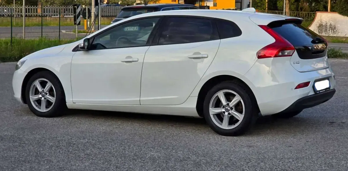 Usata Volvo V40 Plus 114 CV (83 kW) 2013 Bianco Berlina