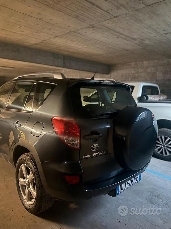 Usata Toyota RAV4 128 CV (94 kW) 2008 Grigio SUV