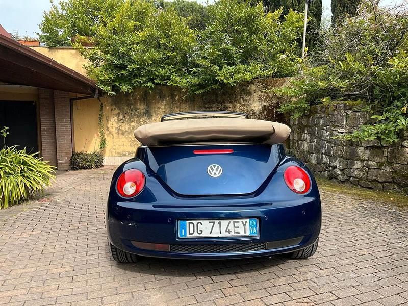 Usata VW New Beetle 105 CV (77 kW) 2007 Blu Utilitaria