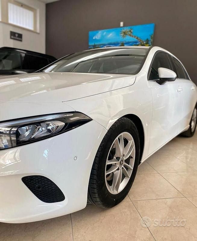 Bianco Usata 2019 Mercedes A180 Business Tre volumi | 17.999 € (Buon prezzo) - Immagine 1/4