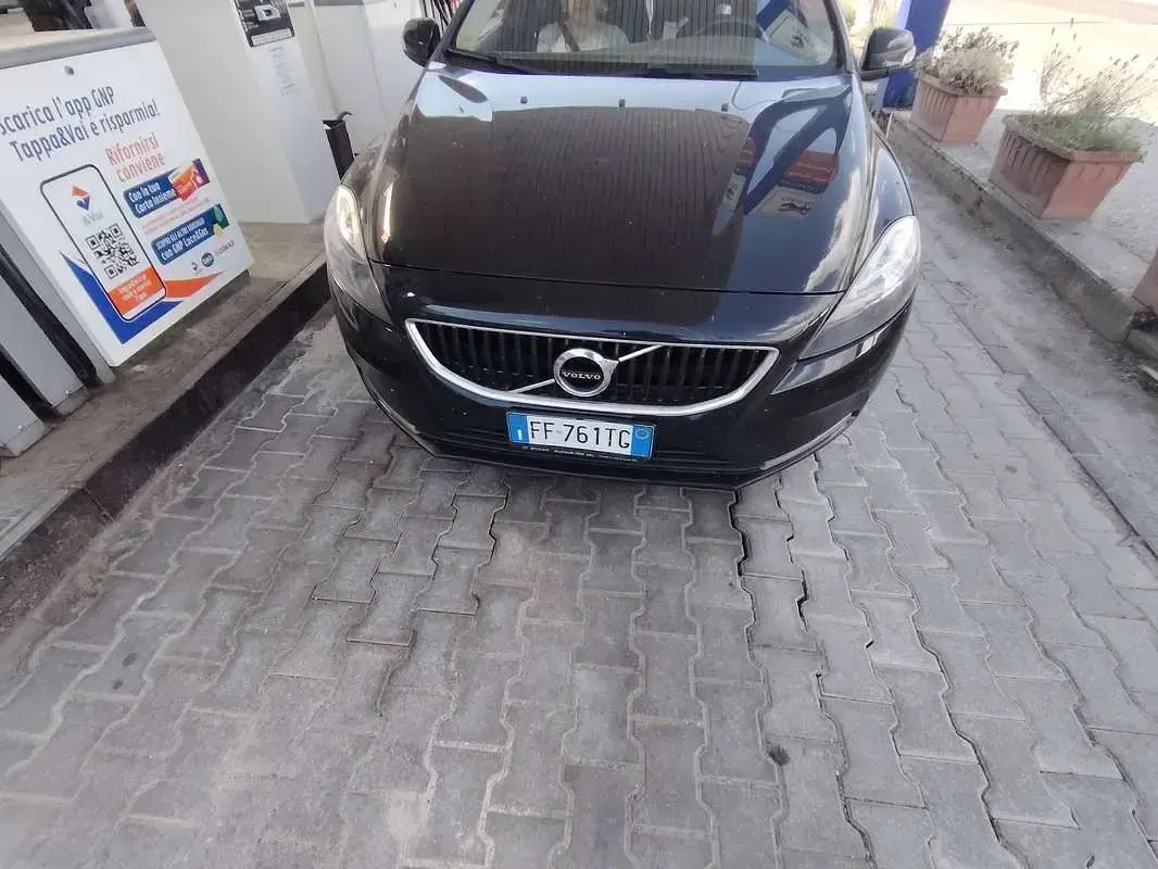 Usata Volvo V40 120 CV (88 kW) 2016 Nero Berlina