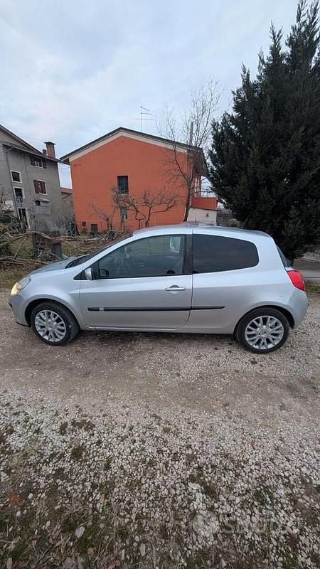 Usata Renault Clio III 100 CV (73 kW) 2008 Grigio