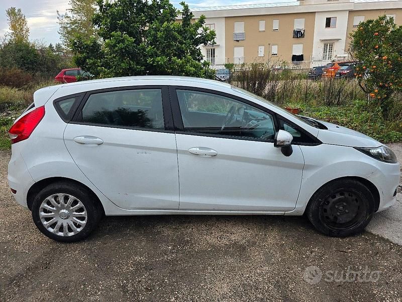 Usado Ford Fiesta 82 HP (60 kW) 2009 Branco Sedan