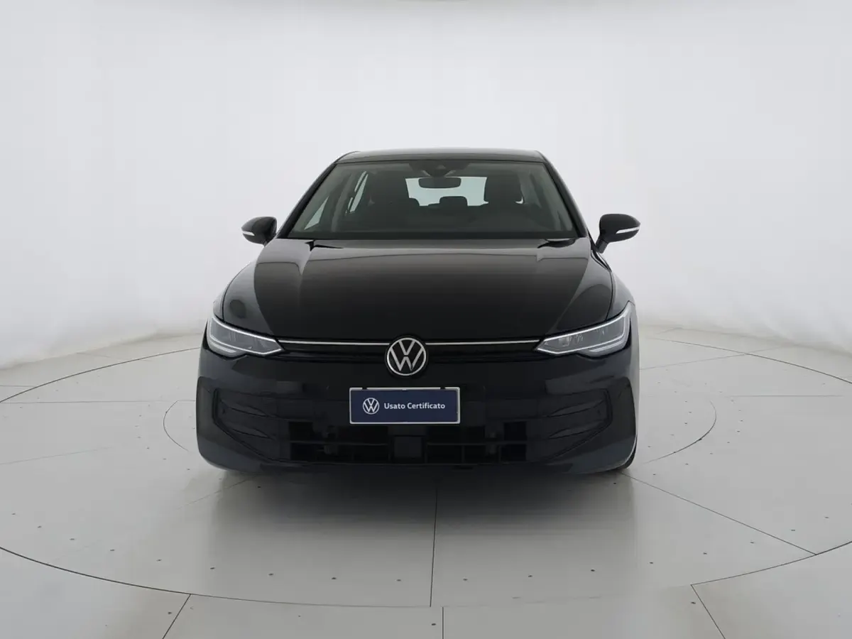 Usata VW Golf VIII Life 116 CV (85 kW) 2025 Grenadill black metallizzato Berlina