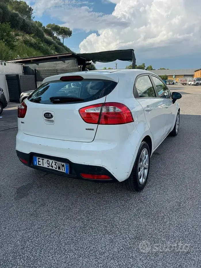 Usata Kia Rio Active 75 CV (55 kW) 2015 Bianco Berlina