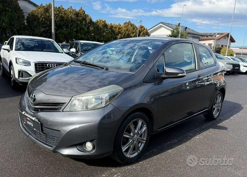 Usata Toyota Yaris Lounge 90 CV (66 kW) 2012 Grigio Utilitaria