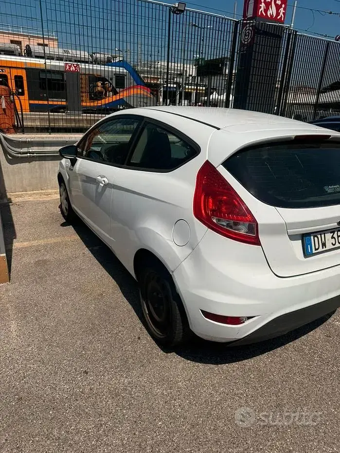 Usata Ford Fiesta Ambiente 82 CV (60 kW) 2009 Bianco Berlina