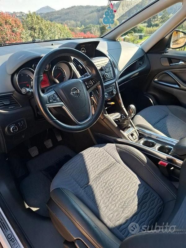 Usata Opel Zafira Tourer Cosmo 131 CV (96 kW) 2012 Bianco Monovolume
