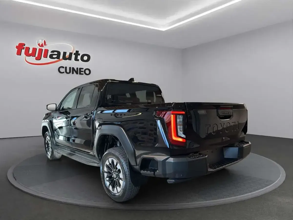 Nuova Toyota HiLux Premium 204 CV (150 kW) 2026 Attitude black Pick-up