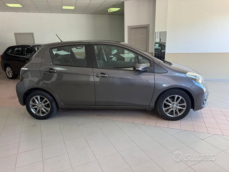Occasion Toyota Yaris Lounge 69 ch (50 kW) 2014 Gris Citadine