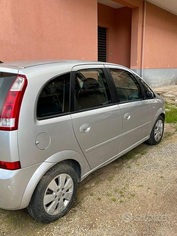 Usata Opel Meriva 101 CV (74 kW) 2005 Grigio Monovolume