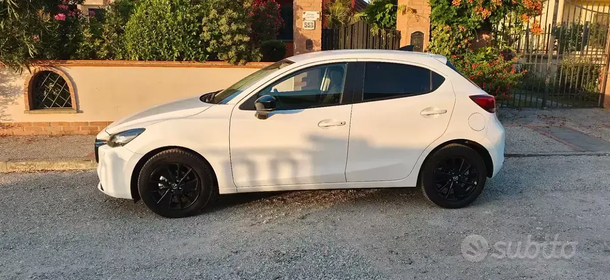 Usata Mazda 121 75 CV (55 kW) 2024 Bianco Berlina