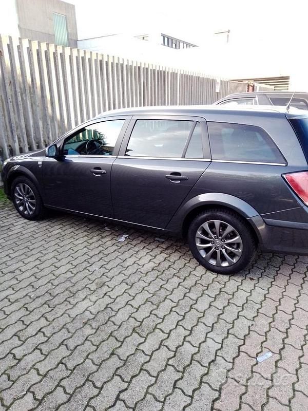 Grigio Usata 2010 Opel Astra Station wagon | 4500 € (Buon prezzo) - Immagine 1/4