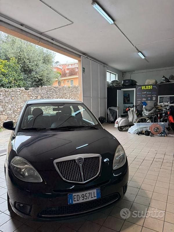 Usata Lancia Ypsilon 69 CV (50 kW) 2015 Nero Utilitaria