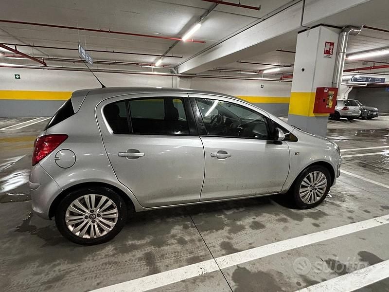 Usata Opel Corsa Edition 75 CV (55 kW) 2013 Grigio Utilitaria