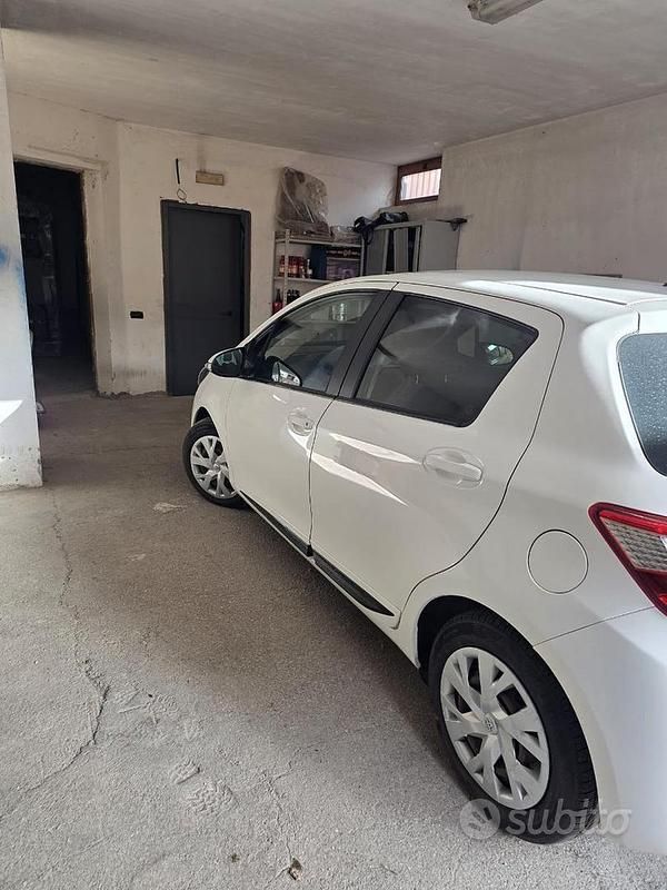 Usata Toyota Yaris Cool 90 CV (66 kW) 2018 Bianco Berlina