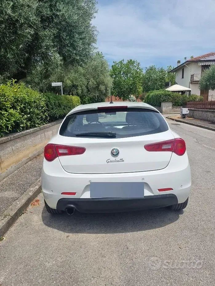 Usata Alfa Romeo Giulietta 105 CV (77 kW) 2013 Bianco Utilitaria