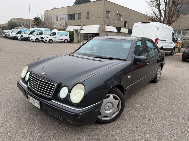 Usata Mercedes E200 186 CV (136 kW) 2007 Grigio Monovolume