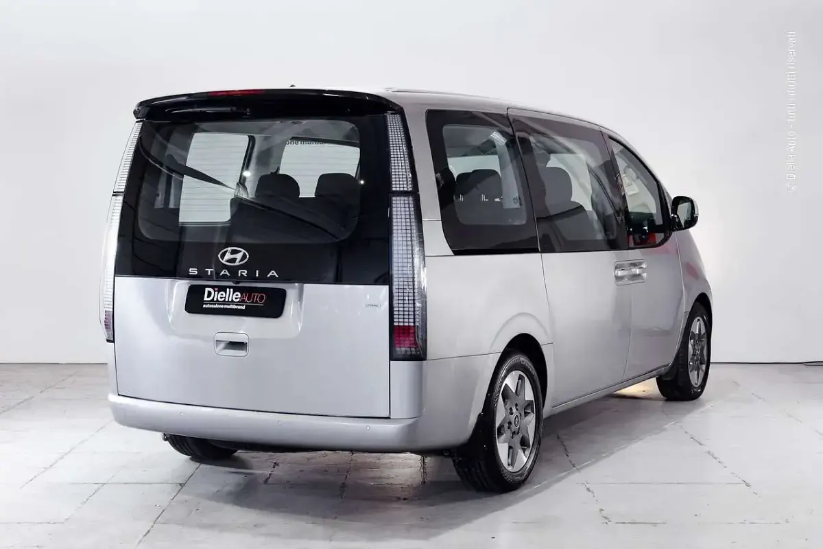 Usata Hyundai Staria 241 CV (177 kW) 2023 Shimmering silver Monovolume