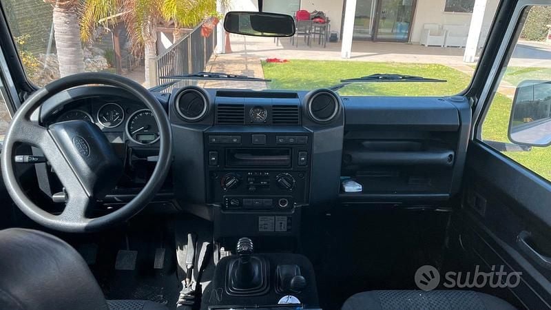 Usata Land Rover Defender 68 CV (50 kW) 2010 Bianco SUV