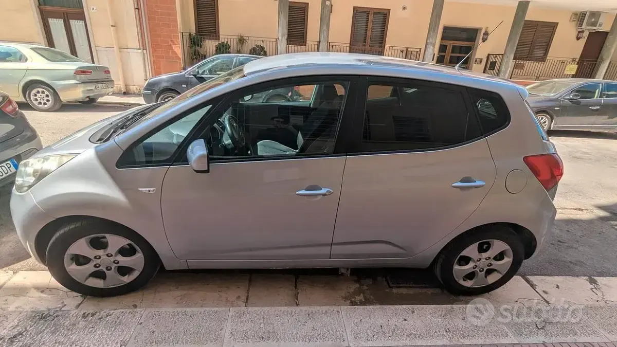 Usata Kia Venga 90 CV (66 kW) 2010 Grigio Utilitaria