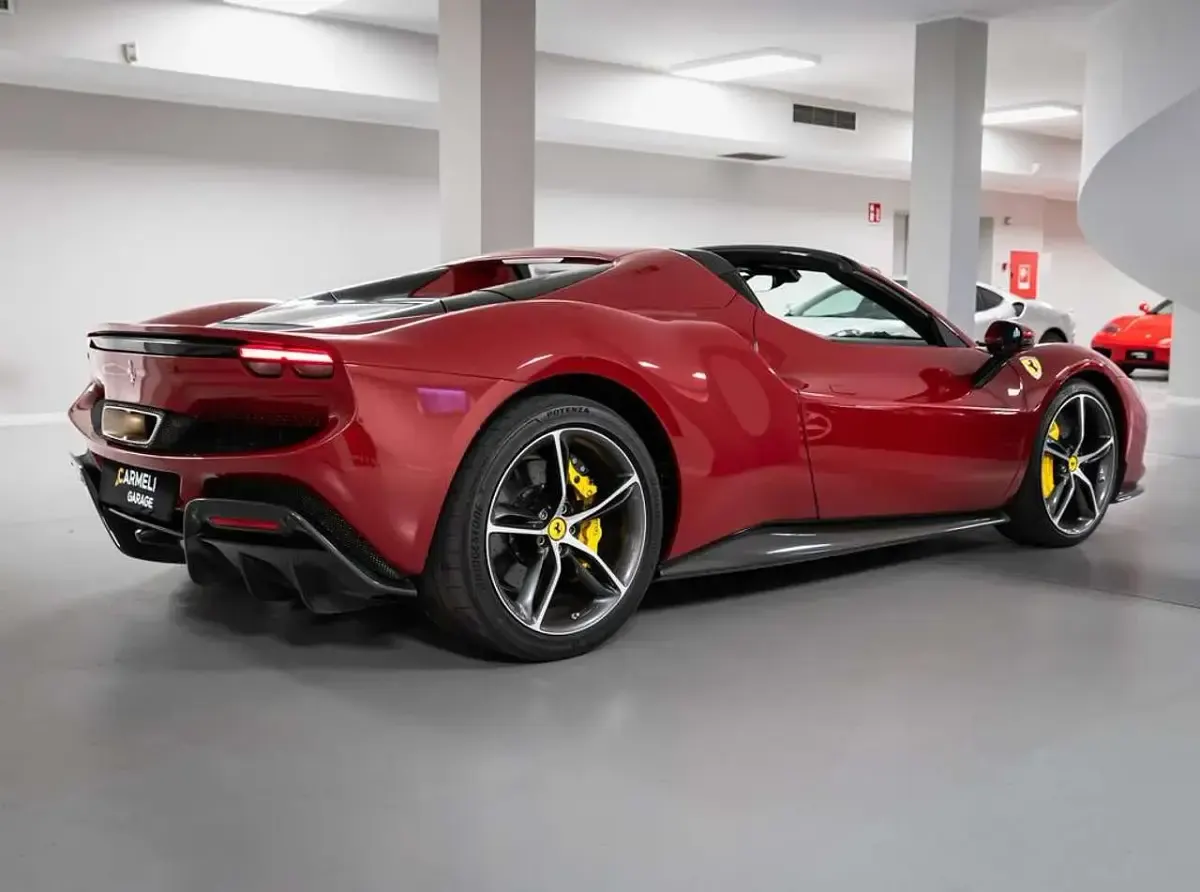 Usata Ferrari 296 829 CV (609 kW) 2023 Rosso Cabrio