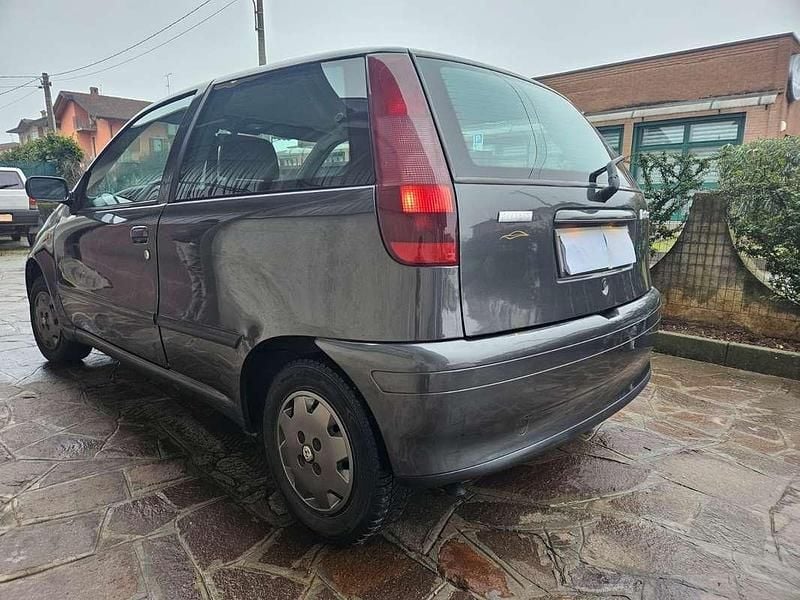 Usata Fiat Punto 54 CV (39 kW) 1993 Grigio Berlina