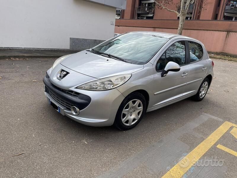 Argento Usata 2011 Peugeot 207 Tre volumi | 4800 € (Buon prezzo) - Immagine 1/4