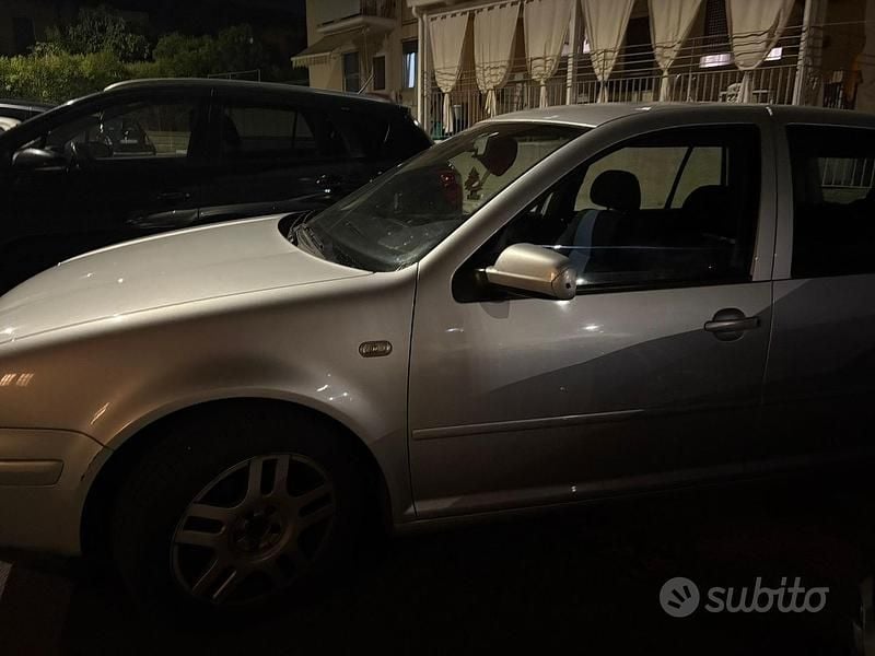 Grigio Usata 2001 VW Golf IV Tre volumi | 700 € (Super prezzo) - Immagine 1/4