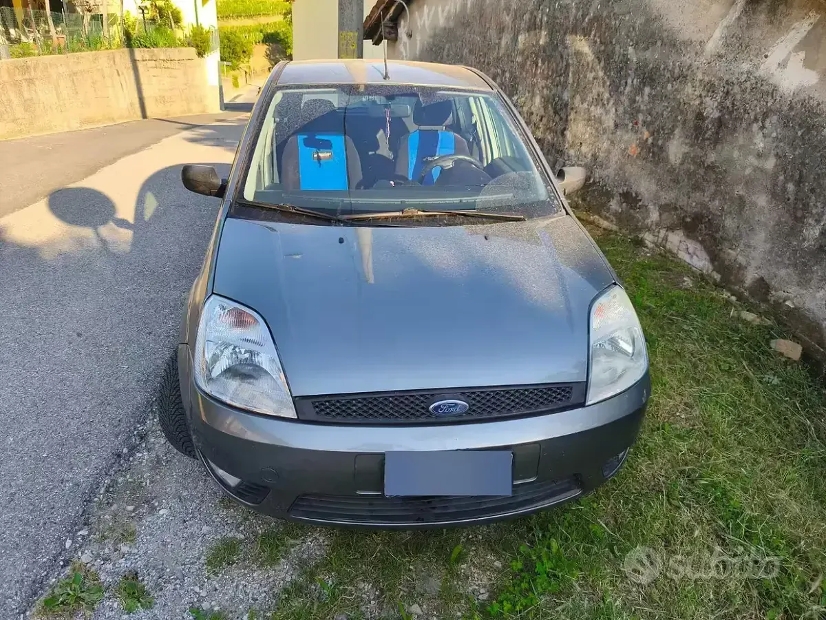Usata Ford Fiesta 68 CV (50 kW) 2002 Grigio Utilitaria
