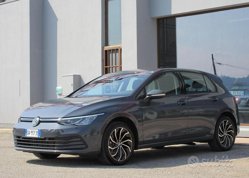 Usata VW Golf VIII Life 110 CV (80 kW) 2024 Grigio Berlina