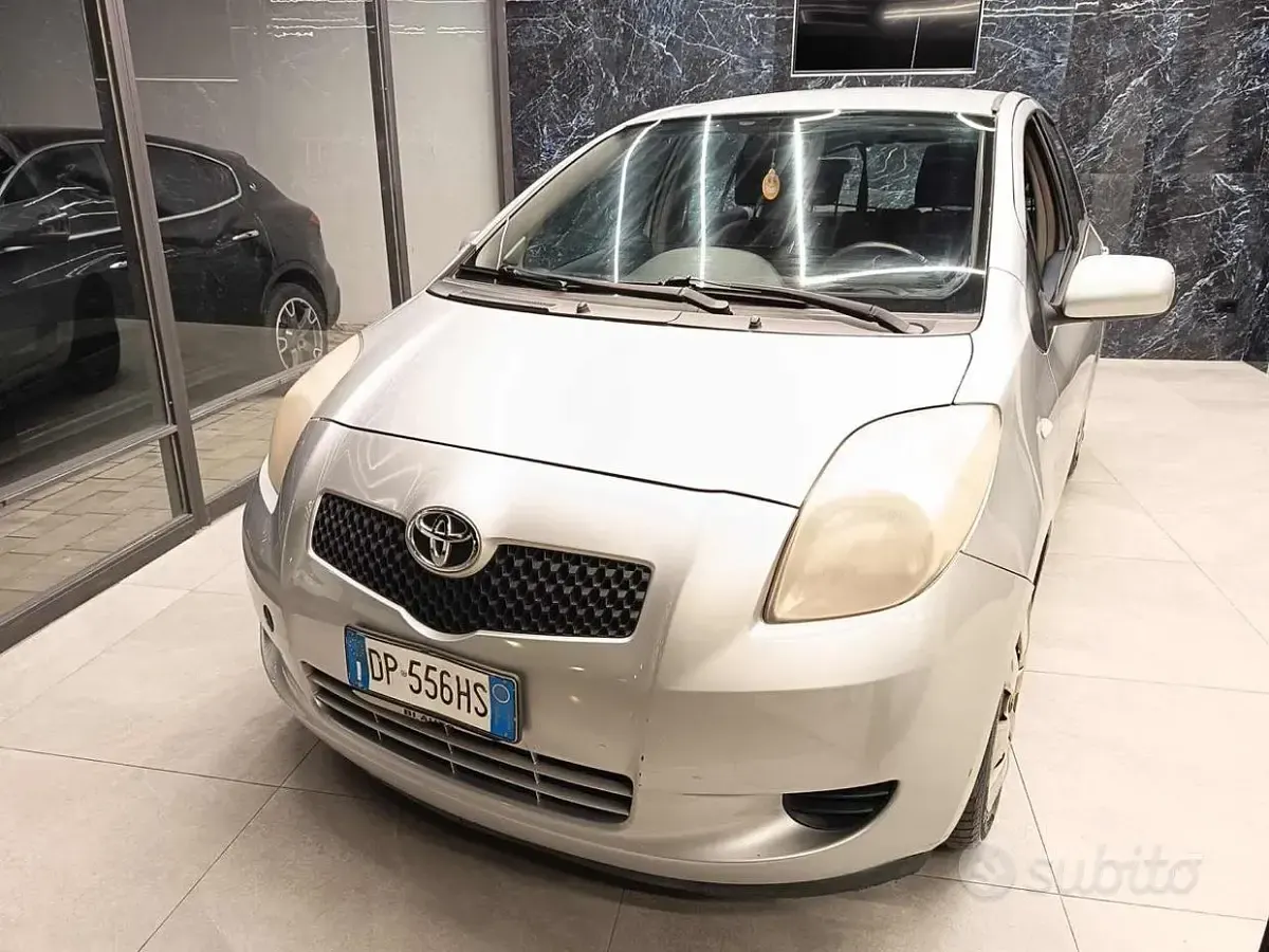 Usata Toyota Yaris 69 CV (50 kW) 2008 Grigio Utilitaria