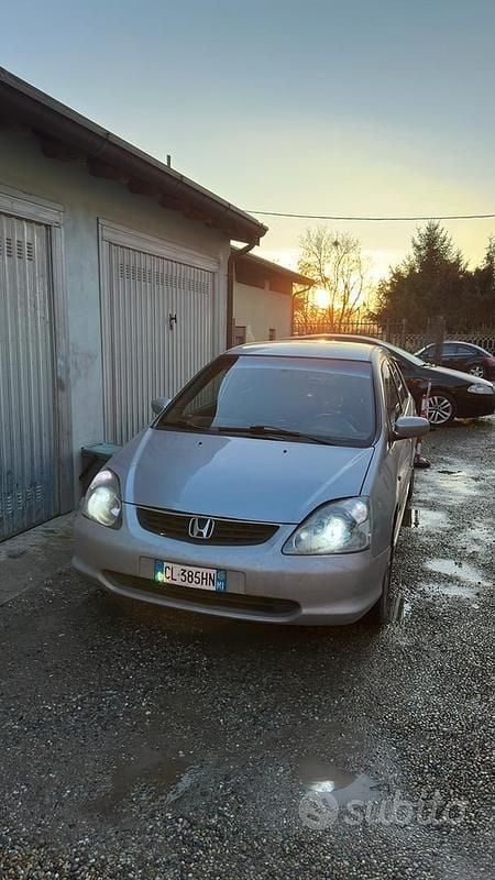 Usata Honda Civic 90 CV (66 kW) 2004 Grigio Berlina