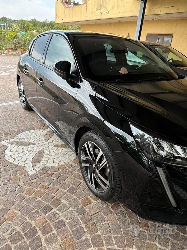 Usata Peugeot 208 GT-line 102 CV (75 kW) 2021 Nero Utilitaria