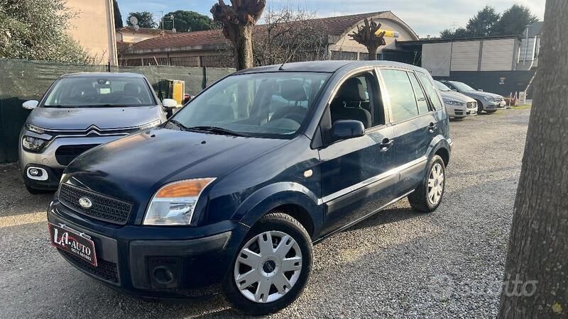 Blu Usata 2008 Ford Fusion Titanium Monovolume | 2990 € - Immagine 1/4