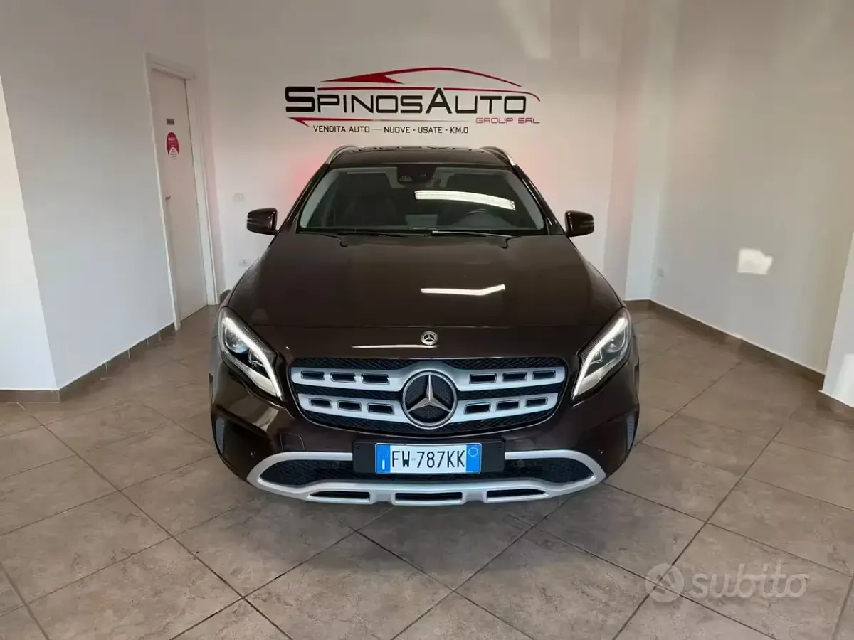 Usata Mercedes GLA180 109 CV (80 kW) 2018 Marrone SUV