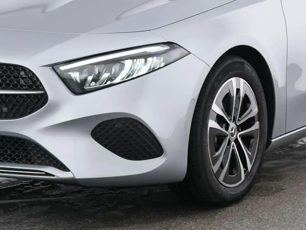 Usata Mercedes A180 Advanced 136 CV (100 kW) 2025 Argento high tech Berlina