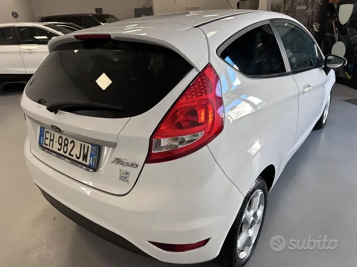 Usata Ford Fiesta 92 CV (67 kW) 2011 Bianco Berlina