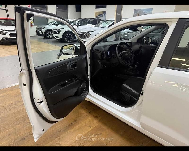 Begagnad Hyundai i10 67 HK (49 kW) 2023 Vit Halvkombi