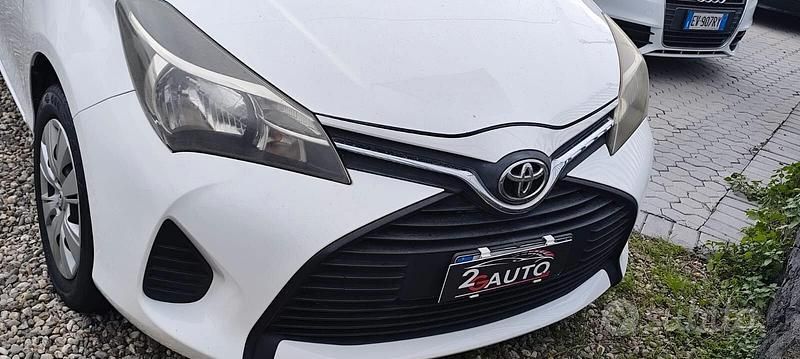 Usata Toyota Yaris Active 69 CV (50 kW) 2015 Bianco Berlina