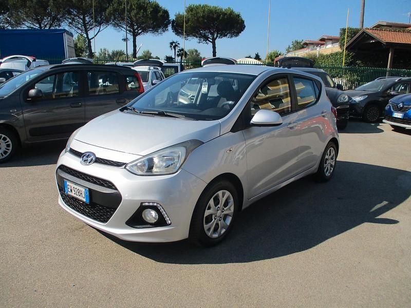 Grigio Usata 2014 Hyundai i10 Style Due volumi | 6500 € (Buon prezzo) - Immagine 1/4