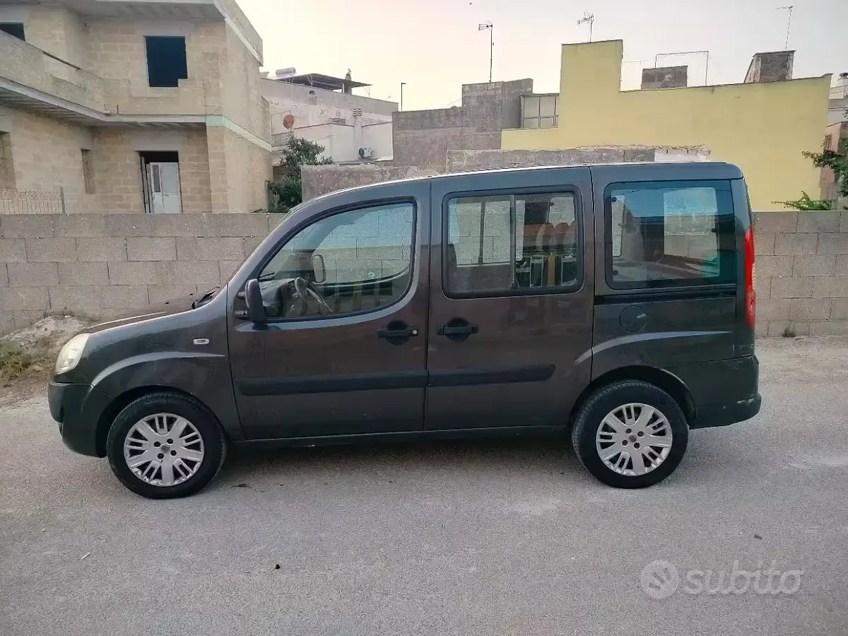 Usata Fiat Doblò 85 CV (62 kW) 2009 Grigio Monovolume