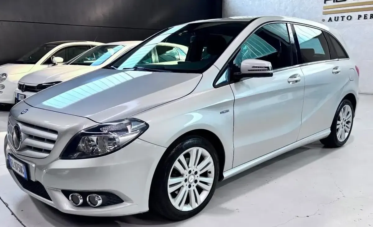 Usata Mercedes B180 122 CV (89 kW) 2012 Argento Utilitaria