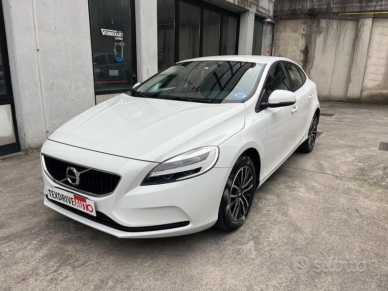 Usata Volvo V40 Business Edition 119 CV (87 kW) 2019 Bianco Berlina